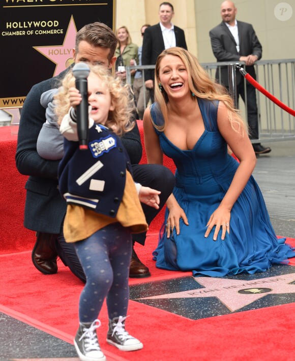 Ryan Reynolds avec sa femme Blake Lively et leurs deux filles. L'acteur a reçu son étoile sur le Walk of Fame à Hollywood, le 15 décembre 2016