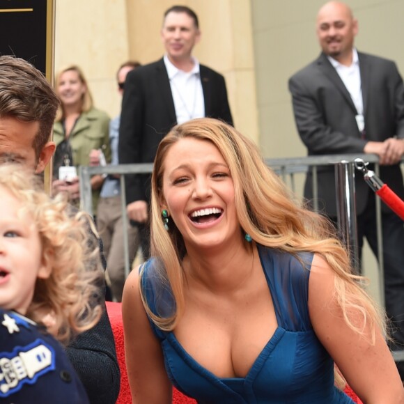 Ryan Reynolds avec sa femme Blake Lively et leurs deux filles. L'acteur a reçu son étoile sur le Walk of Fame à Hollywood, le 15 décembre 2016