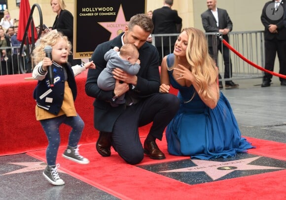 Ryan Reynolds avec sa femme Blake Lively et leurs deux filles. L'acteur a reçu son étoile sur le Walk of Fame à Hollywood, le 15 décembre 2016