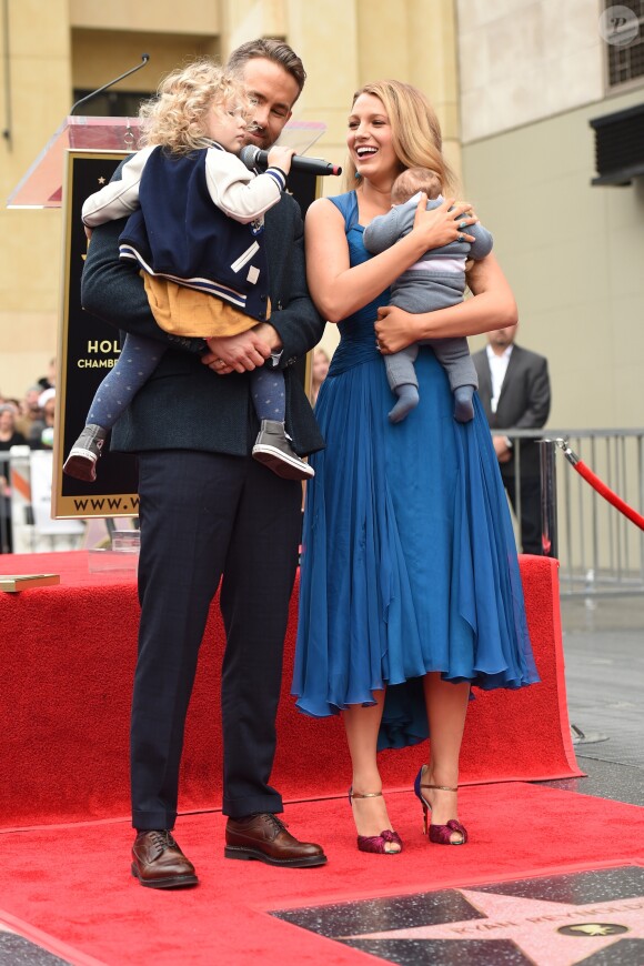 Ryan Reynolds avec sa femme Blake Lively et leurs deux filles. L'acteur a reçu son étoile sur le Walk of Fame à Hollywood, le 15 décembre 2016