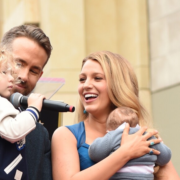 Ryan Reynolds avec sa femme Blake Lively et leurs deux filles. L'acteur a reçu son étoile sur le Walk of Fame à Hollywood, le 15 décembre 2016