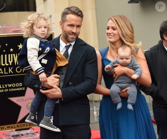 Ryan Reynolds avec sa femme Blake Lively et leurs deux filles. L'acteur a reçu son étoile sur le Walk of Fame à Hollywood, le 15 décembre 2016