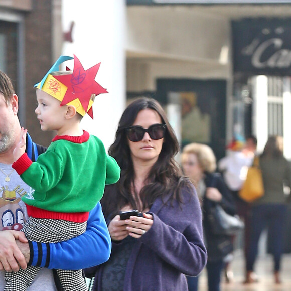Exclusif - David Arquette et sa femme Christina McLarty enceinte emmènent leur fils Charlie à une pièce de théâtre de Noël pour enfants à West Hollywood, le 14 décembre 2016