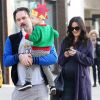 Exclusif - David Arquette et sa femme Christina McLarty enceinte emmènent leur fils Charlie à une pièce de théâtre de Noël pour enfants à West Hollywood, le 14 décembre 2016