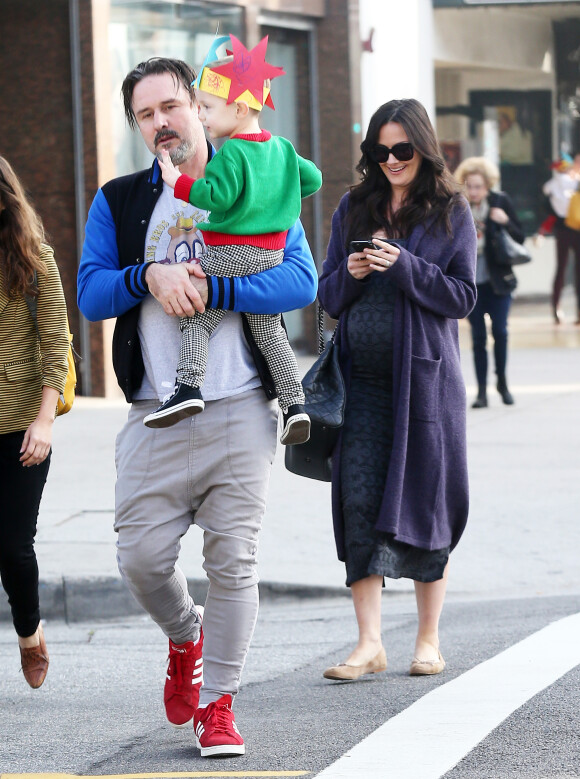 Exclusif - David Arquette et sa femme Christina McLarty enceinte emmènent leur fils Charlie à une pièce de théâtre de Noël pour enfants à West Hollywood, le 14 décembre 2016