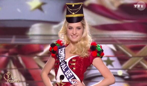 Miss Centre-Val-de-Loire 2016 : Cassandre Joris - Les candidates en lutin sexy de Noël pour le titre de Miss France 2017 - Concours Miss France 2017. Sur TF1, le 17 décembre 2016. 