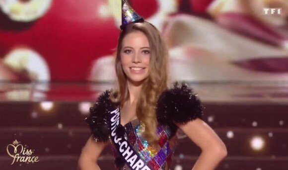 Miss Poitou-Charentes 2016 : Magdalène Chollet - Les candidates en lutin sexy de Noël pour le titre de Miss France 2017 - Concours Miss France 2017. Sur TF1, le 17 décembre 2016. 