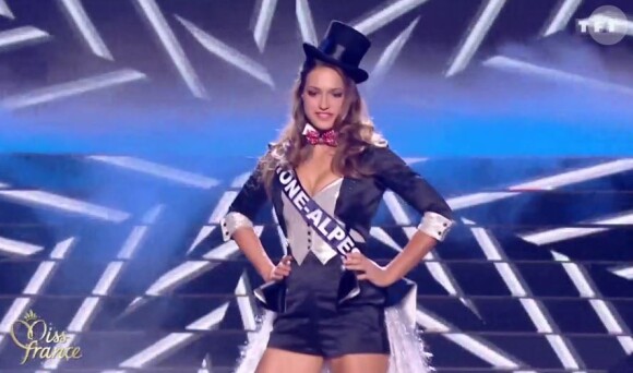 Miss Rhône-Alpes 2016 : Camille Bernard - Les candidates en costume sexy pour le titre de Miss France 2017 - Concours Miss France 2017. Sur TF1, le 17 décembre 2016. 