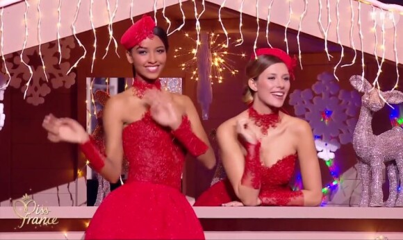 Flora Coquerel et Camille Cerf - Les 30 candidates pour le titre de Miss France 2017 en tenue régionale - Concours Miss France 2017. Sur TF1, le 17 décembre 2016. 