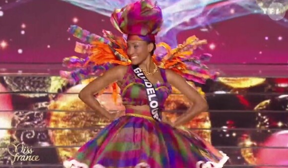 Miss Guadeloupe 2016 : Morgane Thérésine - Les 30 candidates pour le titre de Miss France 2017 en tenue régionale - Concours Miss France 2017. Sur TF1, le 17 décembre 2016. 