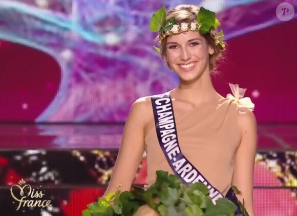 Miss Champagne-Ardenne 2016 : Charlotte Patat - Les 30 candidates pour le titre de Miss France 2017 en tenue régionale - Concours Miss France 2017. Sur TF1, le 17 décembre 2016. 