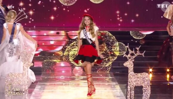 Miss Aquitaine 2016 : Axelle Bonnemaison - Les 30 candidates pour le titre de Miss France 2017 en tenue régionale - Concours Miss France 2017. Sur TF1, le 17 décembre 2016. 