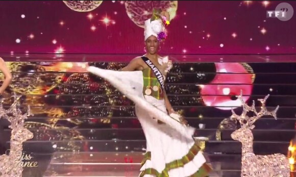 Miss Martinique 2016 : Aurélie Joachim - Les 30 candidates pour le titre de Miss France 2017 en tenue régionale - Concours Miss France 2017. Sur TF1, le 17 décembre 2016. 