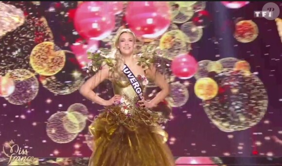 Miss Auvergne 2016 : Océane Faure - Les 30 candidates pour le titre de Miss France 2017 en tenue régionale - Concours Miss France 2017. Sur TF1, le 17 décembre 2016. 