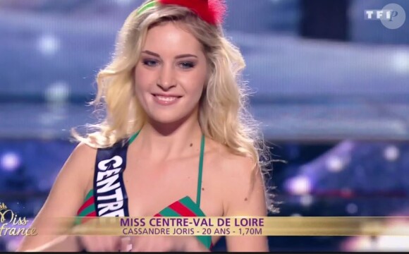Miss Centre-Val-de-Loire 2016 : Cassandre Joris - Les 30 candidates pour le titre de Miss France 2017 défilent en maillot de bain - Concours Miss France 2017. Sur TF1, le 17 décembre 2016. 