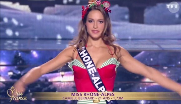 Miss Rhône-Alpes 2016 : Camille Bernard - Les 30 candidates pour le titre de Miss France 2017 défilent en maillot de bain - Concours Miss France 2017. Sur TF1, le 17 décembre 2016. 