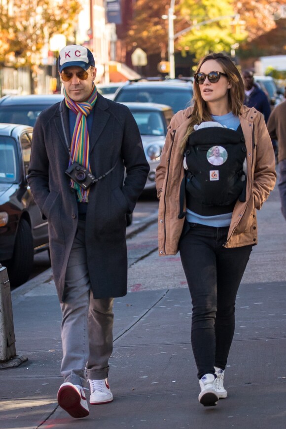 Exclusif - Olivia Wilde, sa fille Daisy dans un porte-bébé et son compagnon Jason Sudeikis à Brooklyn à New York le 8 novembre 2016.