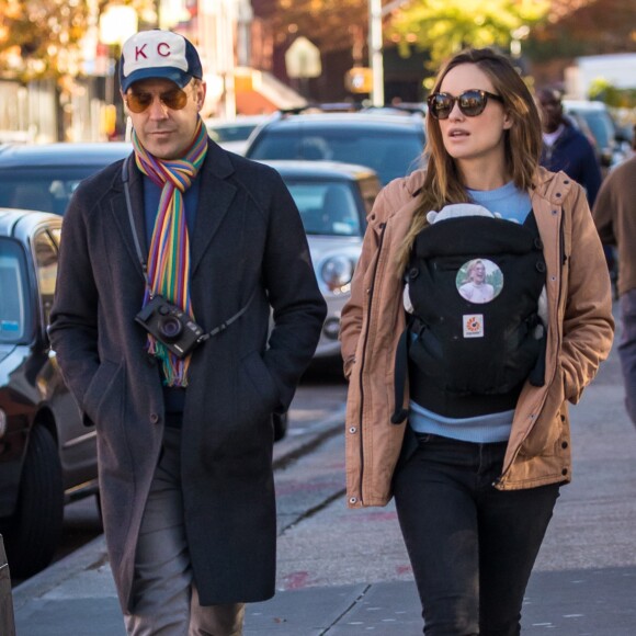 Exclusif - Olivia Wilde, sa fille Daisy dans un porte-bébé et son compagnon Jason Sudeikis à Brooklyn à New York le 8 novembre 2016.