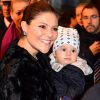 La princesse Victoria, le prince Daniel et leur fils le prince Oscar de Suède descendent d'un train à leur arrivée à la gare de Milan, le 16 décembre 2016, lors d leur déplacement en Italie.16/12/2016 - Milan