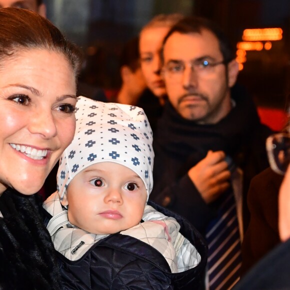 La princesse Victoria, le prince Daniel et leur fils le prince Oscar de Suède descendent d'un train à leur arrivée à la gare de Milan, le 16 décembre 2016, lors d leur déplacement en Italie.16/12/2016 - Milan