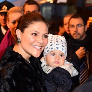 La princesse Victoria, le prince Daniel et leur fils le prince Oscar de Suède descendent d'un train à leur arrivée à la gare de Milan, le 16 décembre 2016, lors d leur déplacement en Italie.16/12/2016 - Milan