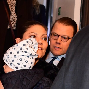 La princesse Victoria, le prince Daniel et leur fils le prince Oscar de Suède descendent d'un train à leur arrivée à la gare de Milan, le 16 décembre 2016, lors d leur déplacement en Italie.16/12/2016 - Milan