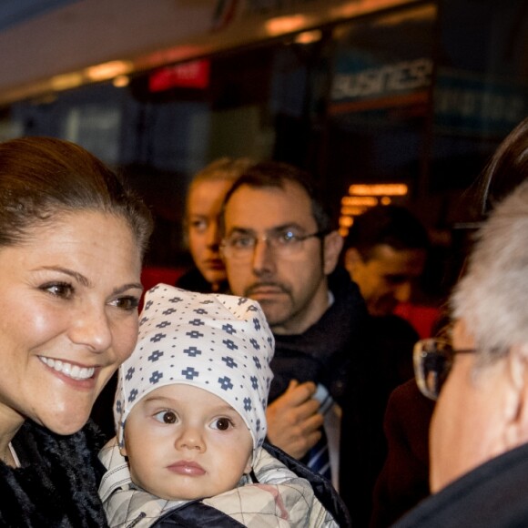 La princesse Victoria, le prince Daniel et leur fils le prince Oscar de Suède descendent d'un train à leur arrivée à la gare de Milan, le 16 décembre 2016, lors d leur déplacement en Italie.16/12/2016 - Milan