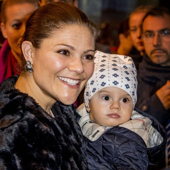 La princesse Victoria, le prince Daniel et leur fils le prince Oscar de Suède descendent d'un train à leur arrivée à la gare de Milan, le 16 décembre 2016, lors d leur déplacement en Italie.16/12/2016 - Milan