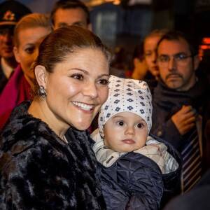 La princesse Victoria, le prince Daniel et leur fils le prince Oscar de Suède descendent d'un train à leur arrivée à la gare de Milan, le 16 décembre 2016, lors d leur déplacement en Italie.16/12/2016 - Milan