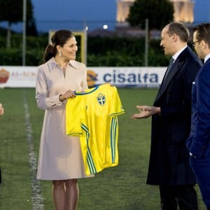 La princesse Victoria et le prince Daniel de Suède visitent le centre d'entrainement de l'AS Roma qui développe un projet d'aide aux enfants handicapés. Rome, le 15 décembre 2016.15/12/2016 - Rome