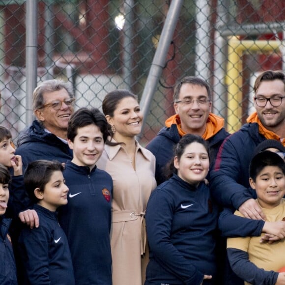 La princesse Victoria et le prince Daniel de Suède visitent le centre d'entrainement de l'AS Roma qui développe un projet d'aide aux enfants handicapés. Rome, le 15 décembre 2016.15/12/2016 - Rome