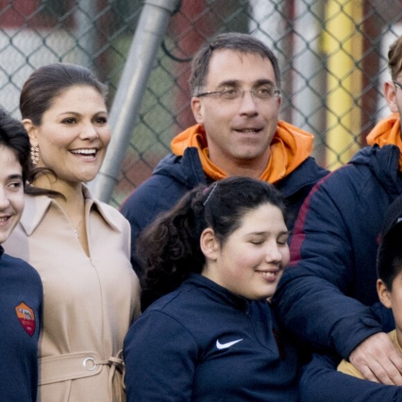 La princesse Victoria et le prince Daniel de Suède visitent le centre d'entrainement de l'AS Roma qui développe un projet d'aide aux enfants handicapés. Rome, le 15 décembre 2016.15/12/2016 - Rome