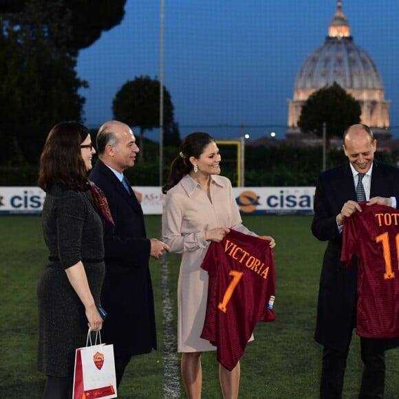 La princesse Victoria et le prince Daniel de Suède visitent le projet de l'As Roma pour les enfants handicapés à Rome, le 15 décembre 2016.15/12/2016 - Rome