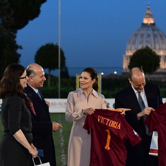 La princesse Victoria et le prince Daniel de Suède visitent le projet de l'As Roma pour les enfants handicapés à Rome, le 15 décembre 2016.15/12/2016 - Rome