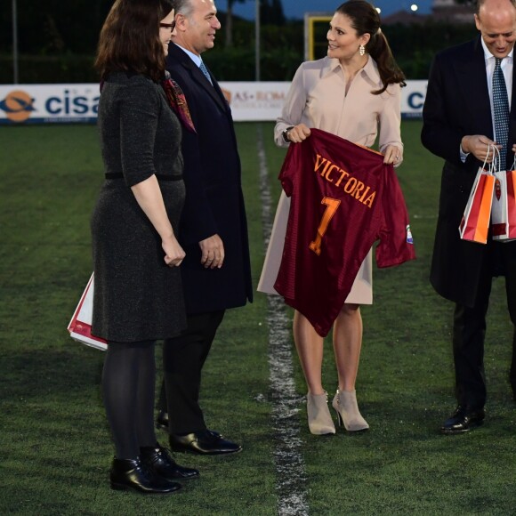 La princesse Victoria et le prince Daniel de Suède visitent le projet de l'As Roma pour les enfants handicapés à Rome, le 15 décembre 2016.15/12/2016 - Rome