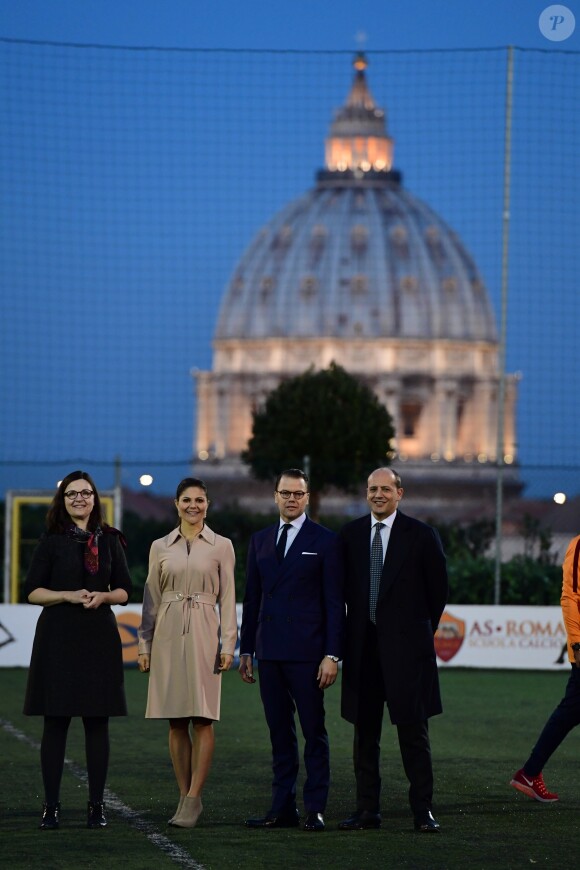 La princesse Victoria et le prince Daniel de Suède visitent le projet de l'As Roma pour les enfants handicapés à Rome, le 15 décembre 2016.15/12/2016 - Rome