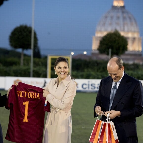 La princesse Victoria et le prince Daniel de Suède visitent le projet de l'As Roma pour les enfants handicapés à Rome, le 15 décembre 2016.15/12/2016 - Rome