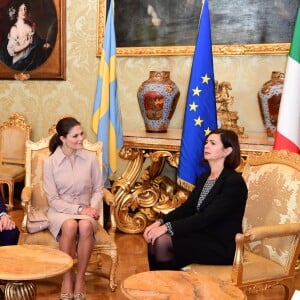 La princesse Victoria et le prince Daniel de Suède rencontrent Laura Boldrini, présidente de la chambre des députés d'Italie lors de leur déplacement à Rome, le 15 décembre 2016.15/12/2016 - Rome