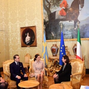 La princesse Victoria et le prince Daniel de Suède rencontrent Laura Boldrini, présidente de la chambre des députés d'Italie lors de leur déplacement à Rome, le 15 décembre 2016.15/12/2016 - Rome