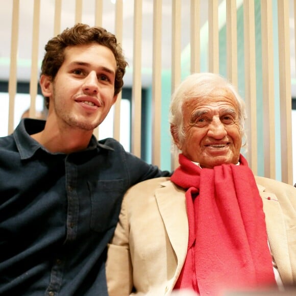 Jean-Paul Belmondo et son petit-fils Victor - A l'occasion du lancement de son nouveau livre "Mes recettes bonne humeur" (Editions du Cherche Midi), Luana Belmondo a réuni ses proches et amis épicuriens autour d'un Aperitivo concocté par le Chef Denny Imbroisi (Restaurant IDA) à Paris, le 13 Octobre 2016. © Dominique Jacovides/Bestimage