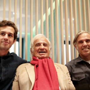 Jean-Paul Belmondo entouré de son petit-fils Victor et de son fils Paul - A l'occasion du lancement de son nouveau livre "Mes recettes bonne humeur" (Editions du Cherche Midi), Luana Belmondo a réuni ses proches et amis épicuriens autour d'un Aperitivo concocté par le Chef Denny Imbroisi (Restaurant IDA) à Paris, le 13 Octobre 2016. © Dominique Jacovides/Bestimage