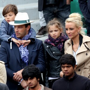 Elodie Gossuin avec son mari Bertrand Lacherie et leurs enfants Rose et Jules dans les tribunes des internationaux de France de Roland Garros à Paris le 4 juin 2016. © Moreau - Jacovides / Bestimage