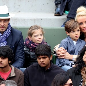 Elodie Gossuin avec son mari Bertrand Lacherie et leurs enfants Rose et Jules dans les tribunes des internationaux de France de Roland Garros à Paris le 4 juin 2016. © Moreau - Jacovides / Bestimage