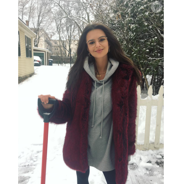Emily Ratajkowski pose habillée, et dans la neige, sur Instagram, le 17 décembre 2016.