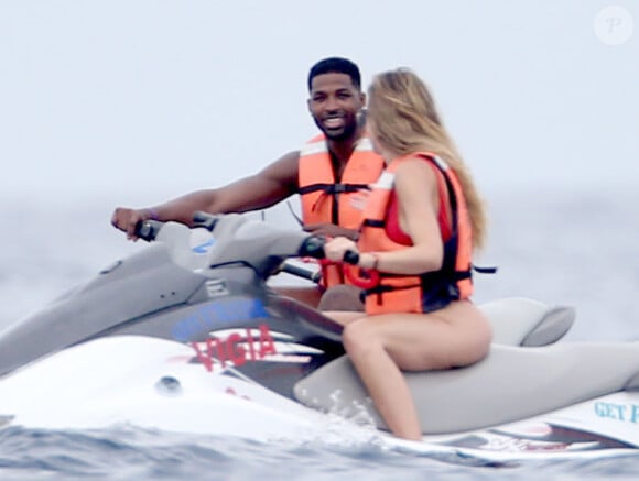 Khloé Kardashian en présence de son supposé nouveau compagnon star de la NBA Tristan Thompson font du jet ski à Cabo San Lucas le 3 septembre 2016.