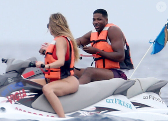 Khloe Kardashian en présence de son supposé nouveau compagnon star de la NBA Tristan Thompson font du jet ski à Cabo San Lucas le 3 septembre 2016.