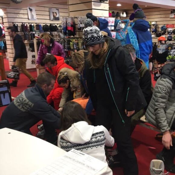 Valérie Benaïm, Jean-Michel Maire, Benjamin Castaldi, Capucine Anav en plein essayage de skis, Montgenèvre,  17 décembre, sur Twitter