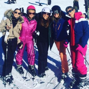 Capucine Anav, Enora Malagré, Valérie Bénaïm, Caroline Ithurbide et Isabelle Morini-Bosc au ski, à Montgenèvre, 18 décembre 2016, sur Instagram