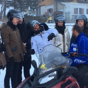 Cyril Hanouna et l'équipe de TPMP tourne un nouveau prime au ski, à Montgenèvre, Twitter, 16 décembre 2016