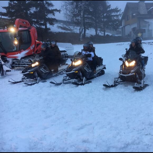 Balade en moto-neige pour Cyril Hanouna et l'équipe de "TPMP", à Montgenèvre, 16 décembre 2016